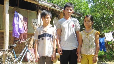 Mồ côi cha, con thơ 'đứt chữ' giữa đường