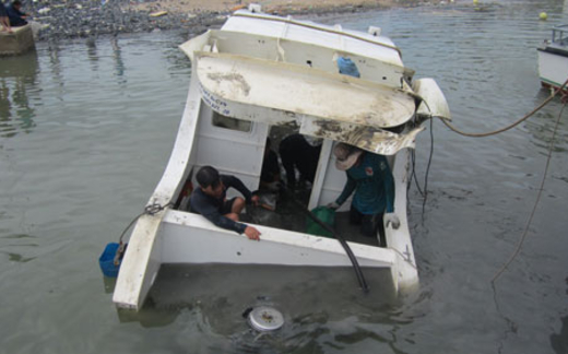 Cứu hộ vụ chìm ca nô kinh hoàng: Huy động tại chỗ chậm