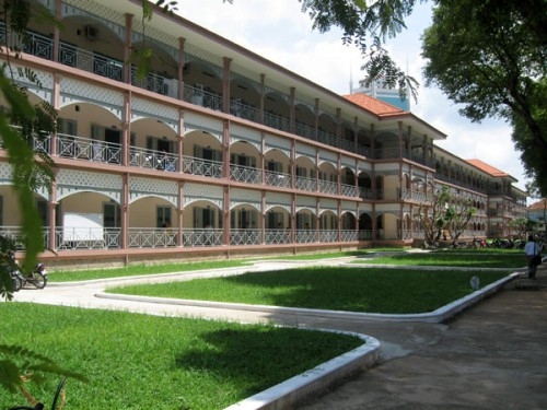 Bệnh viện đâu phải nhà xưởng mà ra ngoại ô