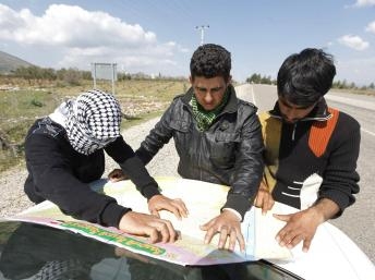 Hàng chục ngàn người Syria biểu tình bất chấp các vụ pháo kích của quân đội