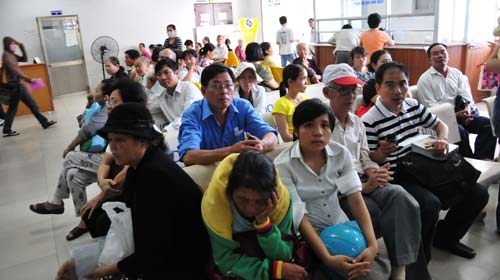 Bảo hiểm y tế: Đẩy bệnh nhân về quận, huyện