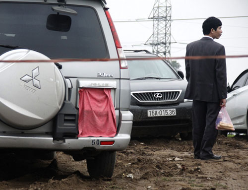 “Chặt chém” tại đền Trần