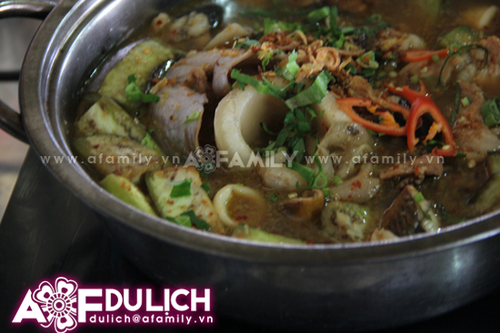 Thưởng thức lẩu mắm miền Tây Nam Bộ đúng chất ở Sài Gòn