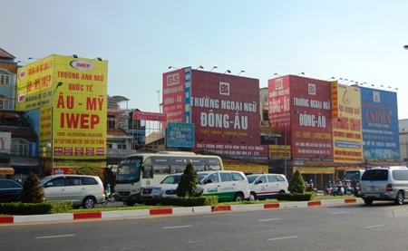 TPHCM: Hàng loạt trung tâm ngoại ngữ ghi sai tên gọi