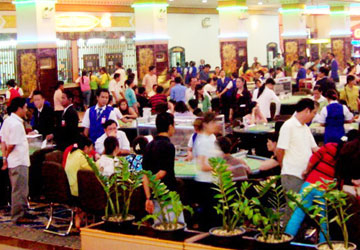 Đánh vào đường dây đưa người sang Campuchia đánh bạc