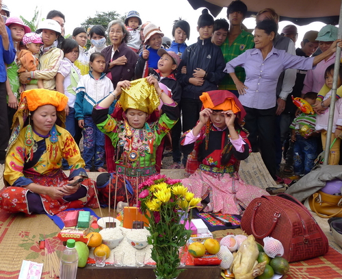 KHI THẦY CÚNG LÊN NGÔI