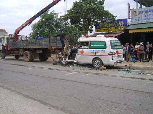 Xe cứu thương chở quan tài đụng xe tải: 4 người chết
