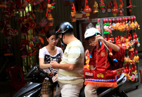 Nhộn nhịp phố đèn lồng trung thu ở Sài Gòn