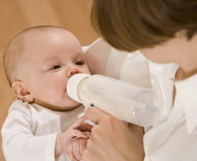 Trẻ ăn sữa ngoài dễ mắc bệnh béo phì