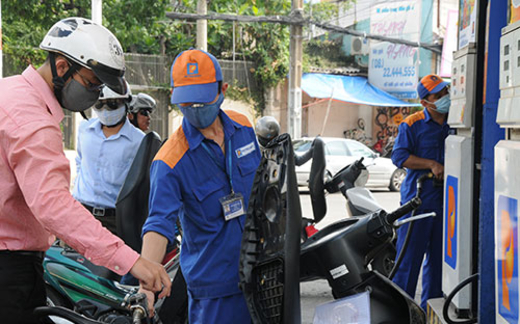 Xăng dầu “lỗ”, nhấp nhổm tăng giá