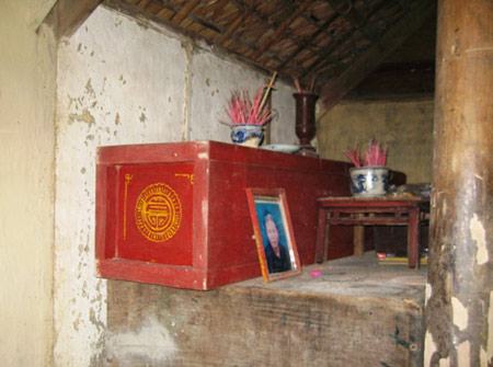 Đắng lòng cơ cảnh cậu bé 6 tuổi và 3 cái Tết ở bãi tha ma