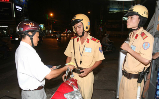 Không xử phạt xe máy thiếu “giấy chứng nhận môi trường...”