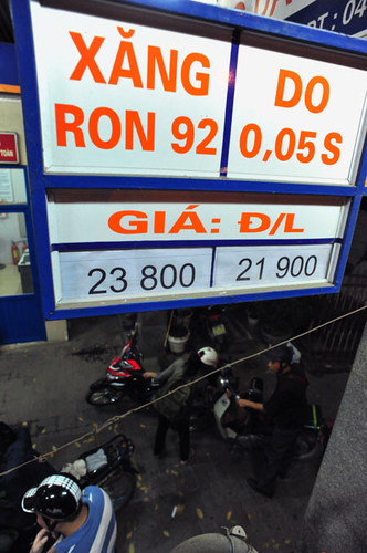 Chuyện lạc nhịp của giá xăng dầu