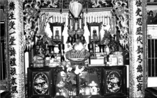 Đại gia tiền tỷ lập bàn thờ, xây lăng mộ