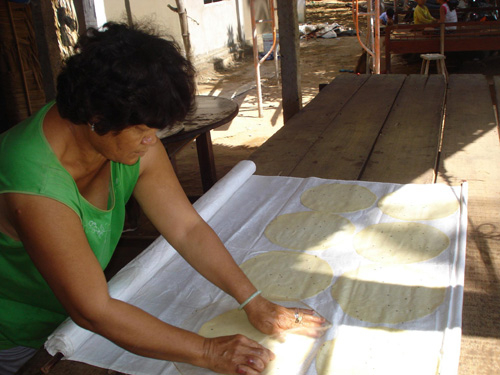 Ngày Tết nhâm nhi bánh phồng mì Cồn Ông