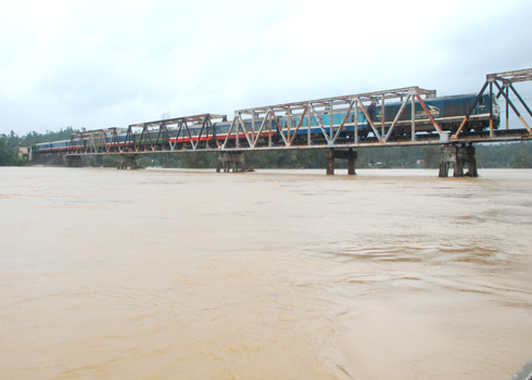 Bếp ăn cứu đói giữa vùng rốn lũ