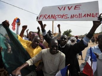 Tổng thống Hollande kêu gọi các nước châu Phi thay thế quân đội Pháp
