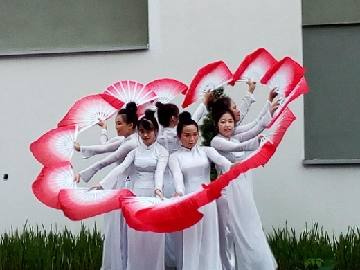 Sinh viên Việt Nam tại Ba Lan tham gia ngày hội văn hóa các quốc gia (International Day)