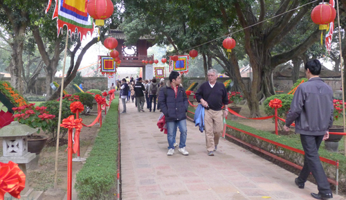 Văn Miếu - Quốc Tử Giám ngày càng lòe loẹt