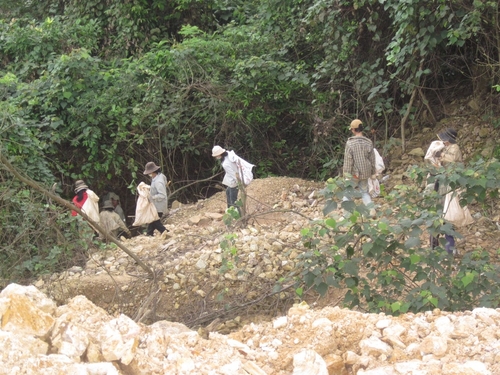 Quảng Nam: “Vàng tặc” và những hầm lò khai thác... rợn người