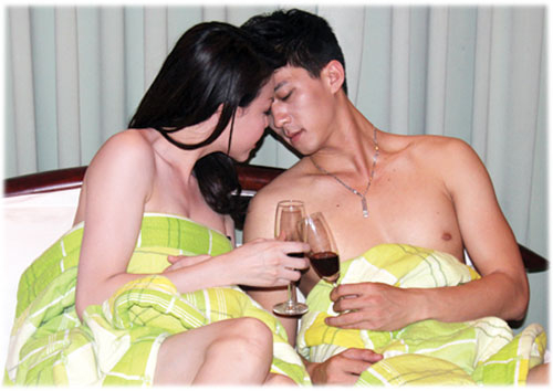 Hậu trường showbiz Việt: “Nóng” hơn cảnh trên phim