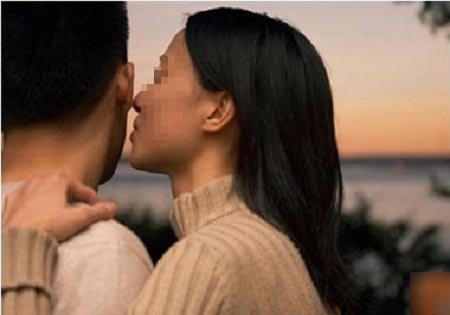 Hợp đồng tiền tỷ và những cuộc "săn tình" chớp nhoáng