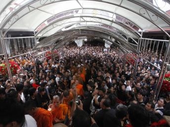 Tại Bangkok, hàng ngàn người dự lễ hỏa táng của vị tướng Áo Đỏ
