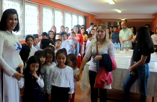 Trường tiếng Việt Lạc Long Quân khai giảng năm học mới.