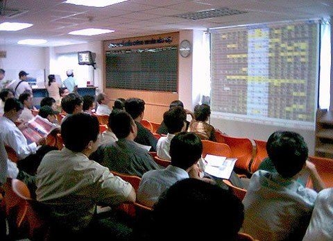 Chứng khoán đón sóng: Nhà đầu tư nổi lòng tham