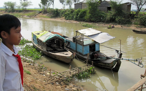 Xin lỗi dân trong vụ cậu bé ôm gà 'vượt biên'