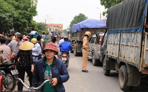 Thanh Hóa: Hàng nghìn người đưa quan tài sản phụ diễu phố
