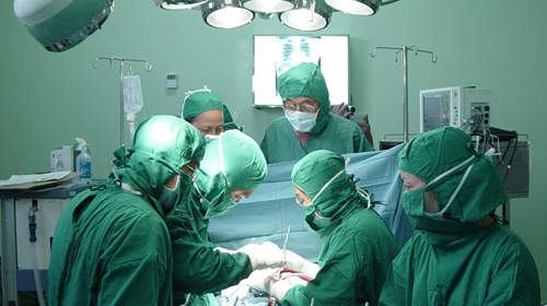 Bác sĩ sơ suất, người bệnh lãnh đủ