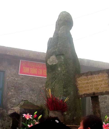 Chuyện lạ quanh bức tượng đá giữa trời Yên Tử