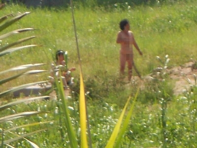 Hai mẹ con khỏa thân giữ đất bị phạt gần hai triệu đồng