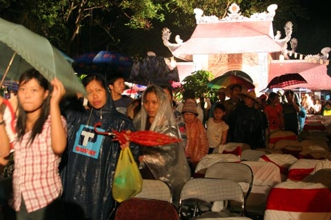 Hàng nghìn người đội mưa xem Phật ngọc