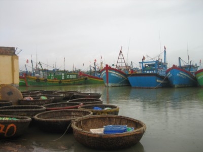 Tàu vỡ trên biển Đông, 16 người gặp nạn