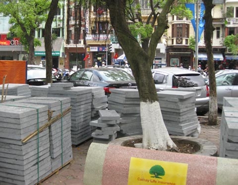 'Lát đá quanh hồ Gươm chẳng khác nào sơn lại tháp Rùa'