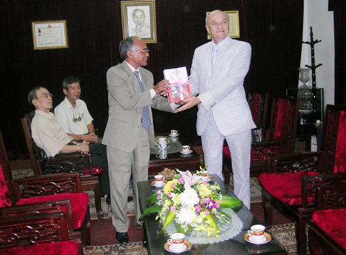 Lễ trao tạp chí Văn học nước ngoài số đặc biệt kỷ niệm 100 năm ngày sinh Milosz cho ngài đại sứ Ba Lan.