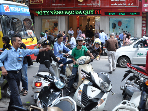 Xếp hàng đi bán vàng khi giá tăng cao