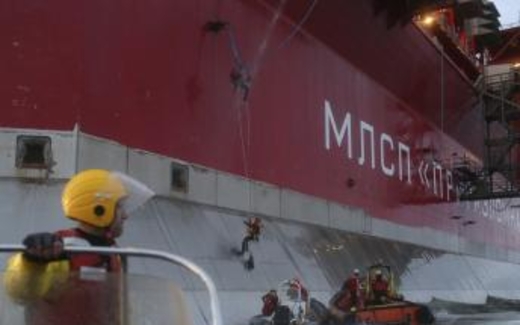 Biên phòng Nga tấn công tàu Greenpeace