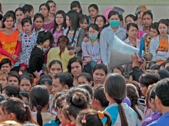 An ninh Cam Bốt nã súng, ba công nhân bị trúng đạn