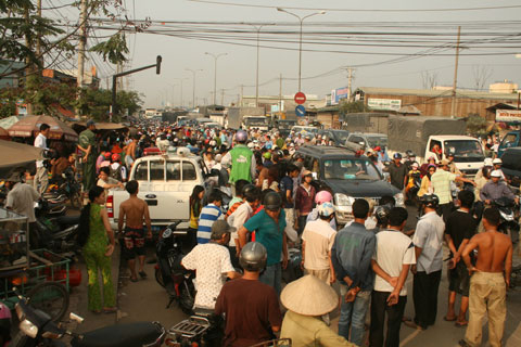 TP.HCM: Tai nạn kinh hoàng, hơn 10 người thương vong