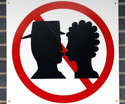 Cấm hôn, sao không cấm...