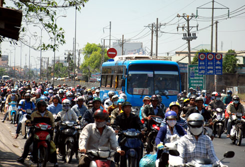 Người dân ùn ùn đổ về Hà Nội, Sài Gòn sau Tết