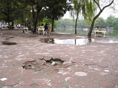'Công trình ngàn năm hóa ra hàng lởm': Lún, sụt tại người đi bộ?