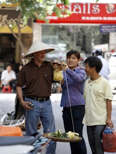 Khách 'Tây' khốn khổ ở phố cổ