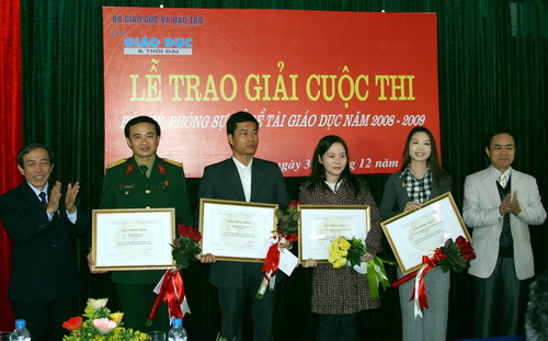 Nhà văn Nguyễn Chí Thuật nhận giải thưởng của báo Giáo dục và Thời đại về đề tài Giáo dục