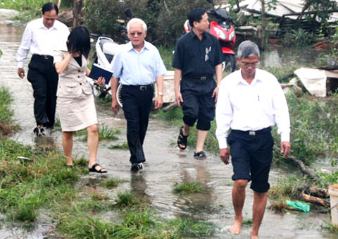 Sài Gòn huy động hàng trăm người 'gác' nắp cống