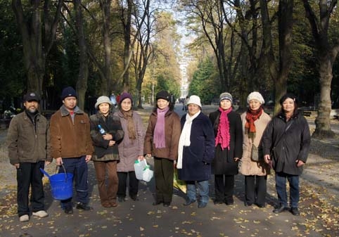 Tảo mộ ở nghĩa trang Quân đội (CMENTARZ WOJSKOWY)