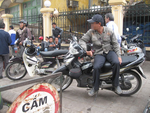 Nhộn nhịp "chợ đen" bán máu trước bệnh viện